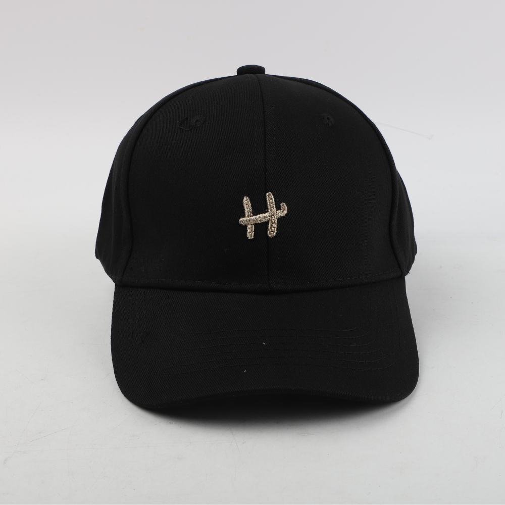Gorro con Detalle "H"