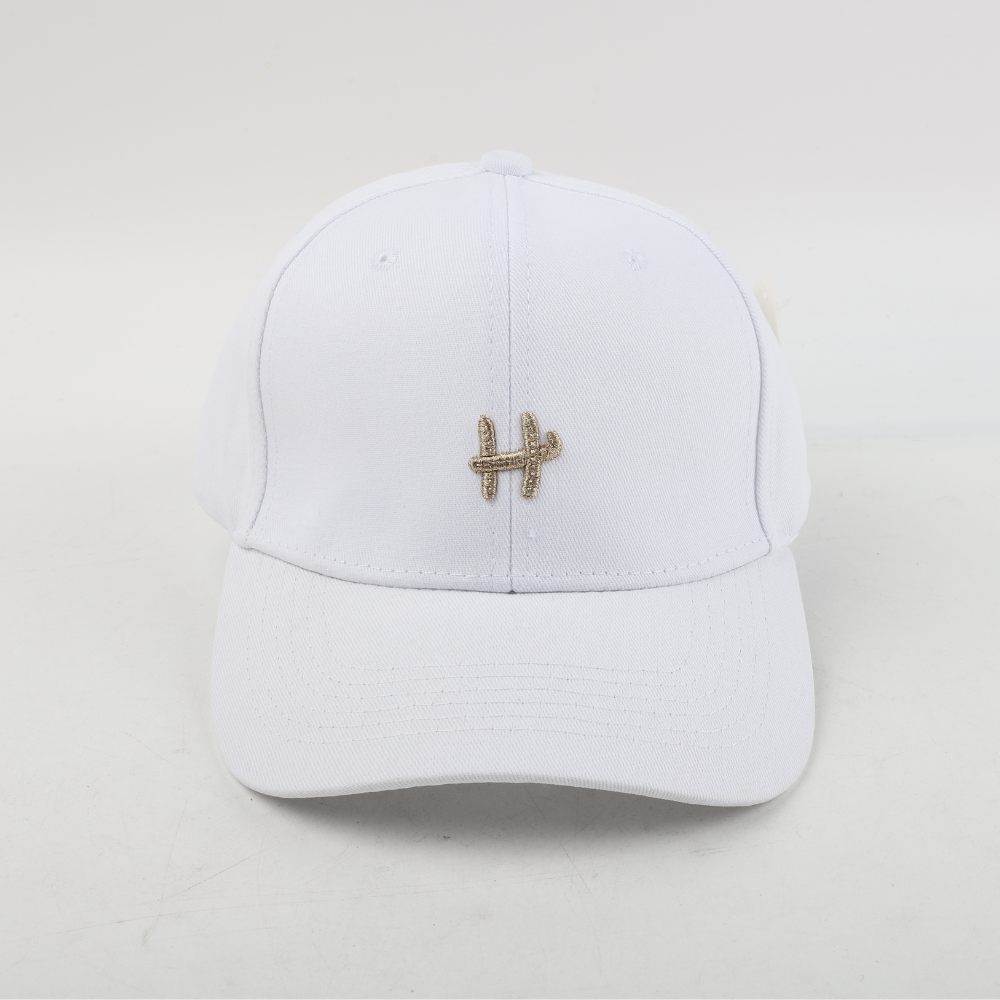 Gorro con Detalle "H"