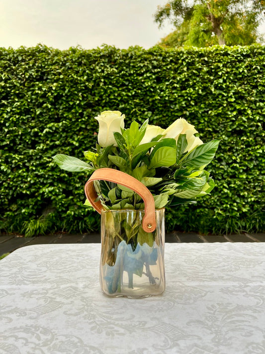 Florero Cuadrado de Vidrio Transparente con Asa Marrón