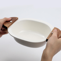 Fuente de ceramica blanca c/ asa de madera