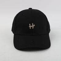 Gorro con Detalle "H"