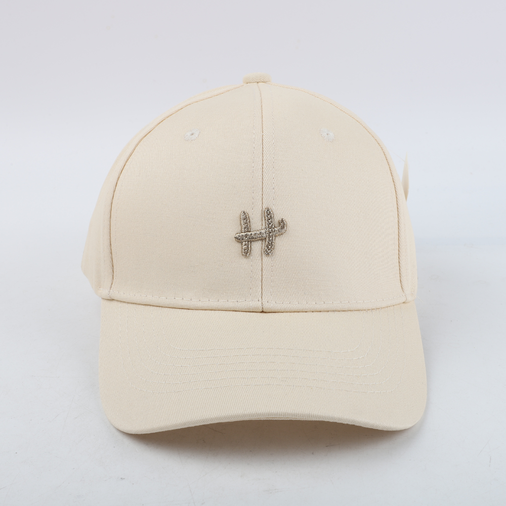 Gorro con Detalle "H"