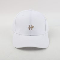 Gorro con Detalle "H"