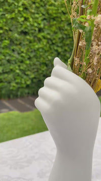 Florero de cerámica en forma de mano